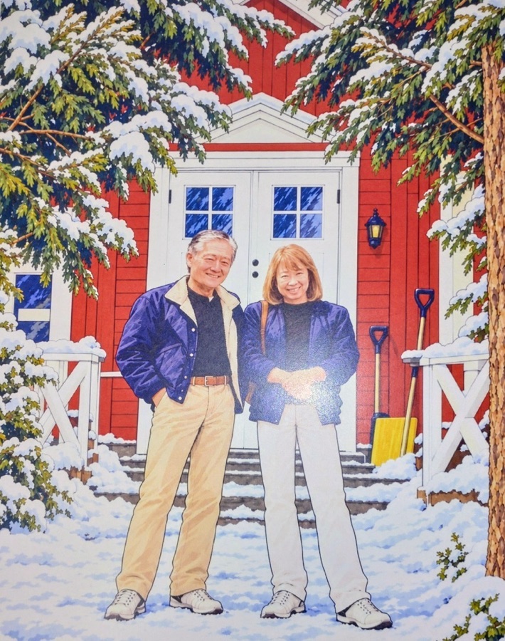 雪の積もった宿の玄関前に並んで立つ加藤健次とより子のポートレート