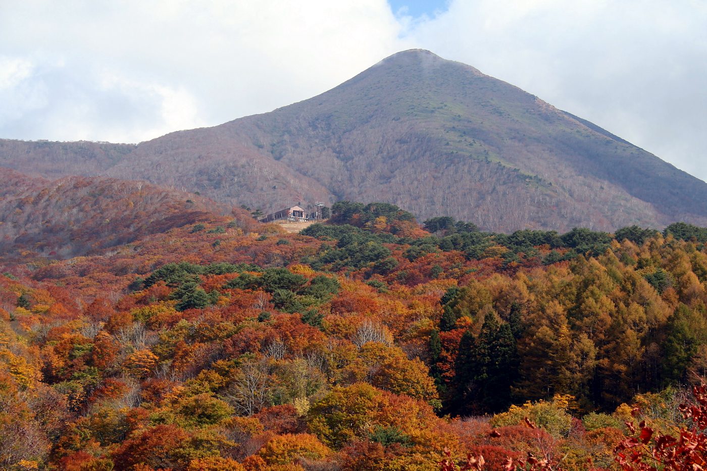 紅葉に染まる磐梯山のふもと