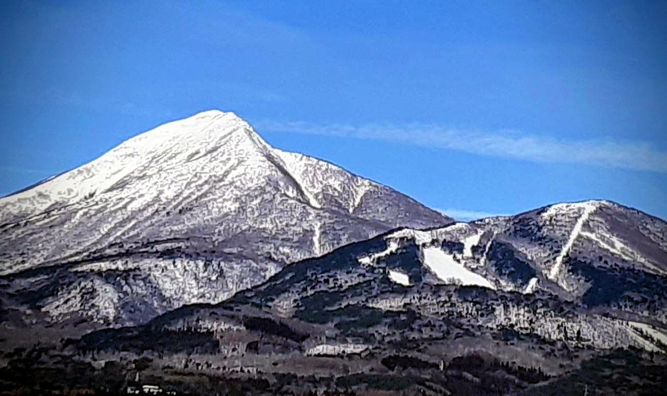 青空に映える雪の磐梯山